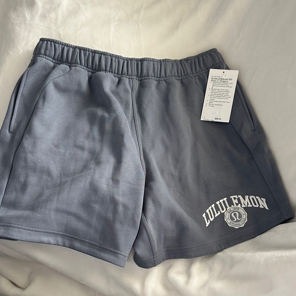 Lululemon scuba oversized MR Short 7” *Graphic size L